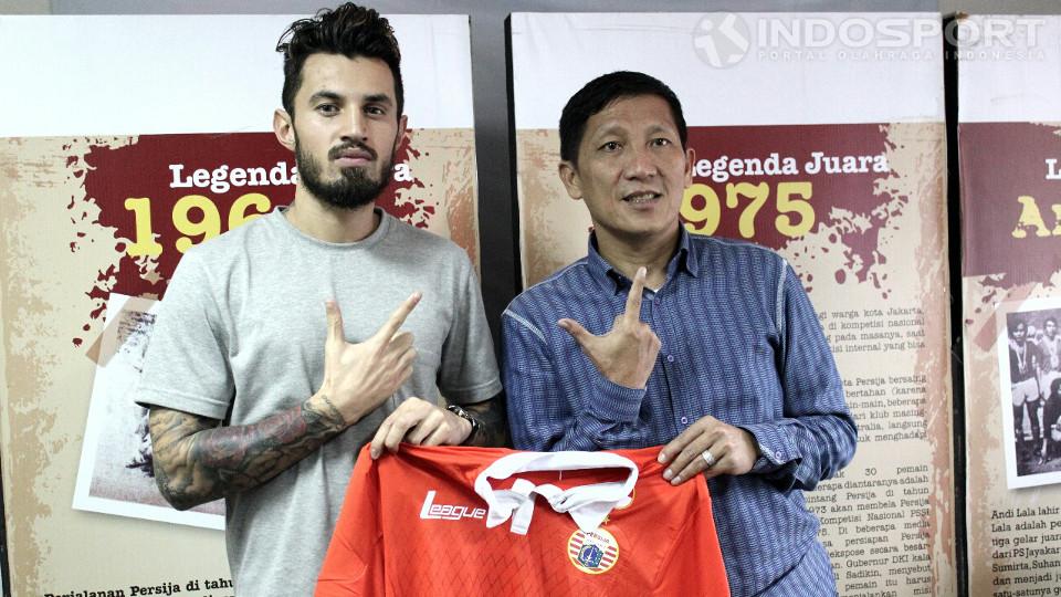 Stefano%20Lilipaly%20saat%20diresmikan%20berseragam%20Persija%20Jakarta.
